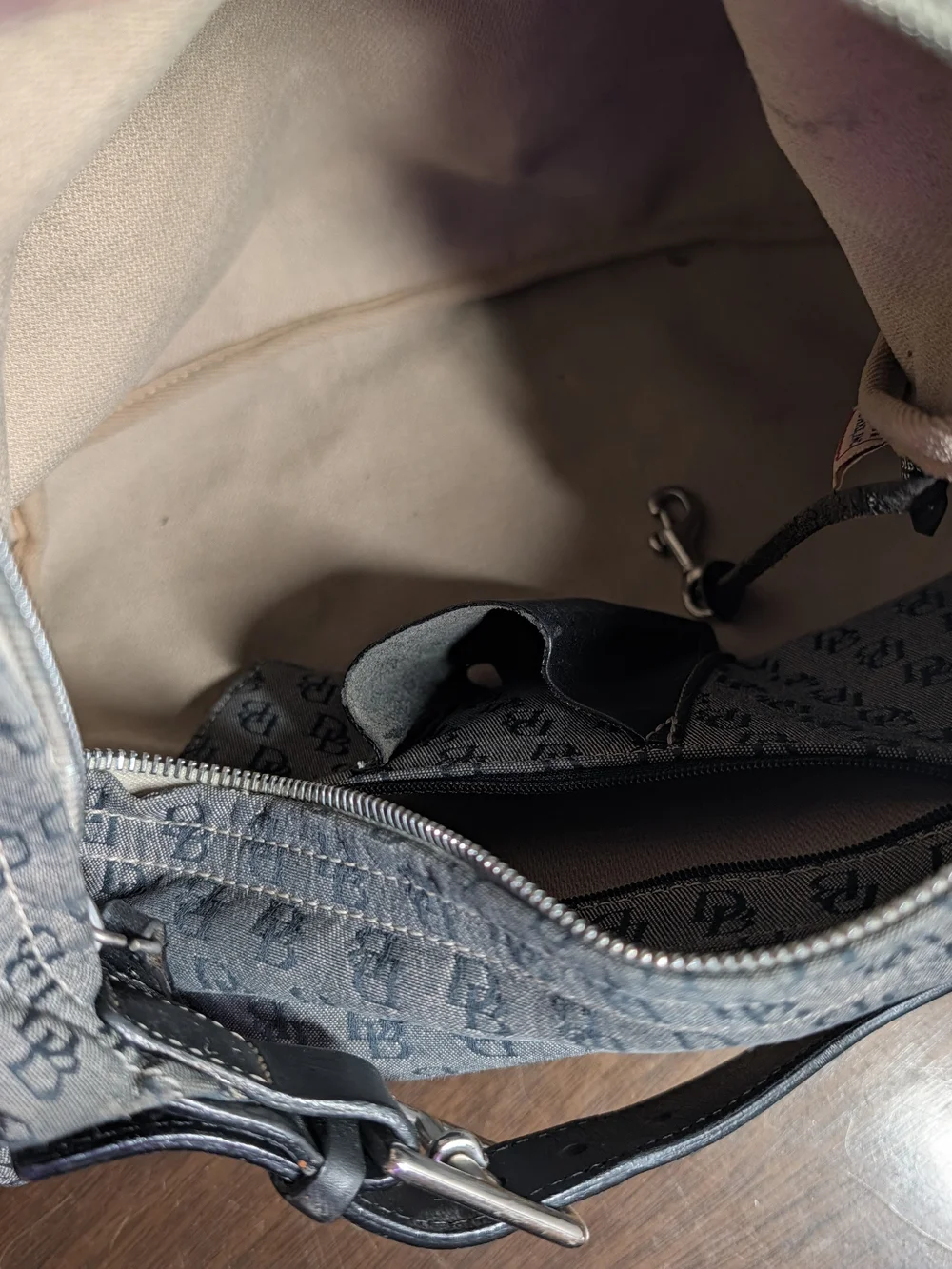 Dooney & Bourke description gorgeous